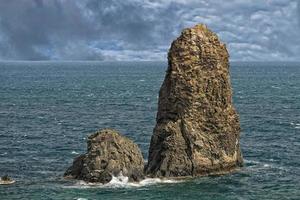 aci trezza sicilia ciclopi pile rocce foto