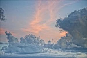 nuvoloso cielo su turchese tropicale Paradiso mare foto