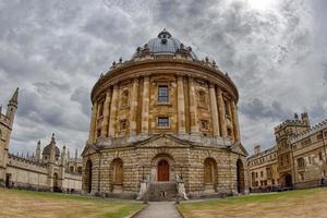 Oxford radcliffe telecamera su nuvoloso cielo foto