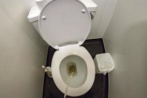 uomo urinare nel pubblico toilette foto