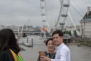 Londra, Inghilterra - luglio 15 2017 - turista assunzione immagini a Londra ponte foto