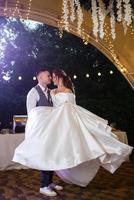 il primo nozze danza di il sposa e sposo foto