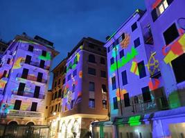 strada Natale decorazione a notte nel rapallo, genova, Italia foto