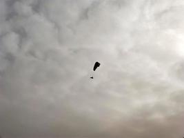 parapendio su nuvoloso cielo foto