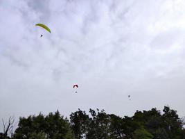 parapendio su nuvoloso cielo nel monterosso cinque terre Italia foto