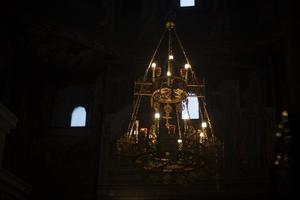 lampadario nel tempio. d'oro lampadario nel antico tempio. interno nel Chiesa. foto