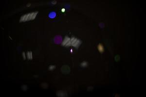riflessione nel scuro. luci su plastica superficie. trasparente sfera su nero sfondo. foto