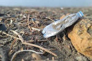 plastica rifiuto sciocchezze spazzatura su il spiaggia foto