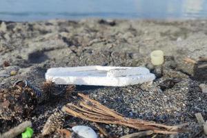 plastica rifiuto sciocchezze spazzatura su il spiaggia foto
