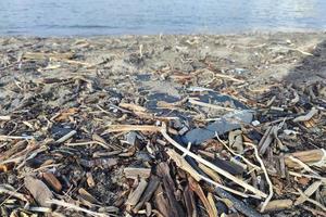 plastica rifiuto sciocchezze spazzatura su il spiaggia foto