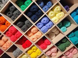 molti diverso vario colori lana palla bugie foto