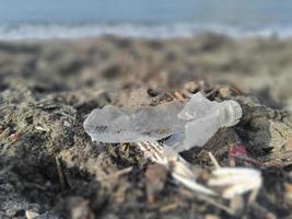 plastica rifiuto sciocchezze spazzatura su il spiaggia foto