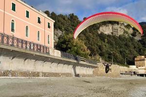 parapendio atterraggio su il spiaggia di monterosso cinque terre Italia foto
