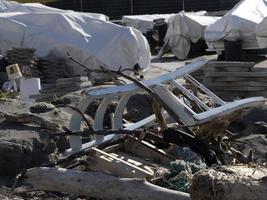 plastica e spazzatura su il spiaggia foto