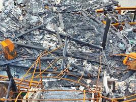 bruciato metallo struttura dopo fuoco di il mare foto