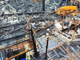 bruciato metallo struttura dopo fuoco di il mare foto