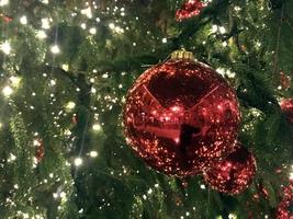 Natale albero rosso palle decorazioni a strada mercato foto