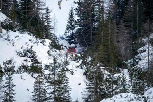 rosso cingolato gatto delle nevi dettaglio arrampicata fanes montagna nel dolomiti su bianca neve foto