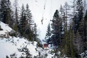 rosso cingolato gatto delle nevi dettaglio arrampicata fanes montagna nel dolomiti su bianca neve foto