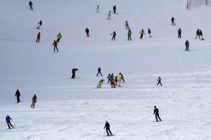 molti sciatori sciare nel dolomiti giardino valle neve montagne foto