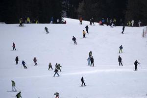 molti sciatori sciare nel dolomiti giardino valle neve montagne foto