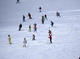 molti sciatori sciare nel dolomiti giardino valle neve montagne foto