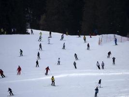 molti sciatori sciare nel dolomiti giardino valle neve montagne foto