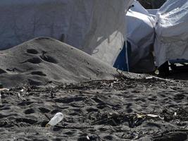 plastica e spazzatura su il spiaggia foto