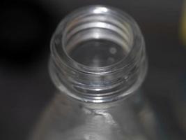 rubinetto acqua bicchiere bottiglia dettaglio foto