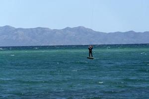 la ventana, Messico - febbraio 16 2020 - aquilone surfing su il ventoso spiaggia foto