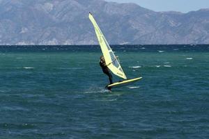 la ventana, Messico - febbraio 16 2020 - aquilone surfing su il ventoso spiaggia foto