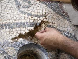 ripristino di antico romano mosaico di villa del casale, sicilia foto