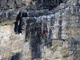 arrampicata nel tre picchi di lavare valle dolomiti montagne panorama paesaggio foto