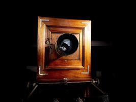 fotografico piatto vecchio 1900 telecamera isolato su nero foto