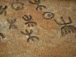 nuragico pietra età vecchio petroglifi runico scritti dentro mare buoi grotte sardegna foto