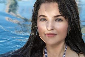sorridente nero capelli messicano latina ragazza ritratto nel vasca idromassaggio foto