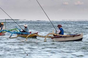 Bali, Indonesia - agosto 17 2016 pescatore a tramonto foto