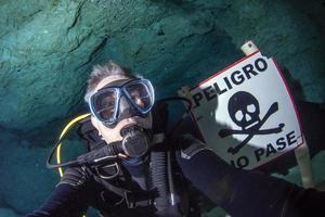 Pericolo no violazione di domicilio cartello nel grotta immersione nel messicano cenote foto