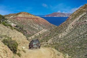 camionetta auto nel baja California paesaggio panorama deserto strada con cortez mare su sfondo foto