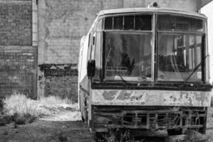 vecchio arrugginito abbandonato autobus allenatore foto