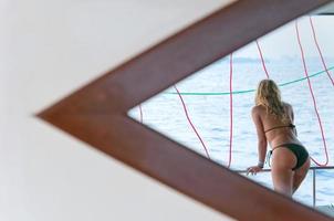 bionda ragazza Guardando il mare a partire dal un' barca foto