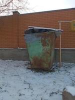 ferro riciclare spazzatura bidone pieno di spazzatura. villaggio strada vecchio sciocchezze scatola. foto