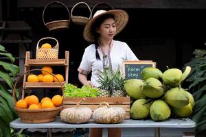nativo Asia donna vendita naturale varietà di frutta a il azienda agricola restare, alloggio in famiglia a Tailandia loei foto