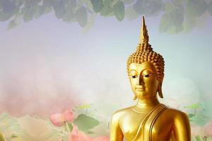 makha asanaha visakha bucha giorno immagine del buddha dorato. sfondo di foglie di bodhi con luce splendente. immagine morbida e stile di messa a fuoco uniforme foto