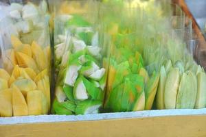 frutta nel plastica borse nel il mercato foto