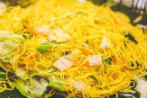 agitare fritte giallo tagliatelle con verdure foto