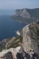 Visualizza a partire dal il montagne per il blu mare e il spiagge di laspi foto