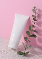 bianca plastica tubo per liquido cosmetici su un' rosa sfondo, confezione foto