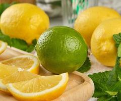 maturo giallo limoni e lime, menta verde foto