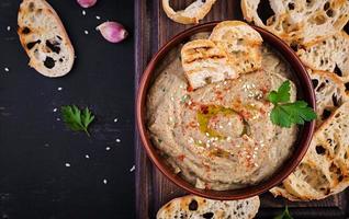 baba ghanoush vegano hummus a partire dal melanzana con stagionatura, prezzemolo e brindisi. baba ganoush. mezzo orientale cucina. superiore Visualizza, alto foto